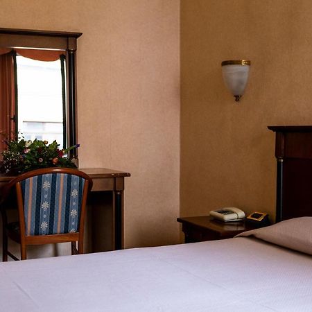 Hotel Astor Piacenza Kültér fotó