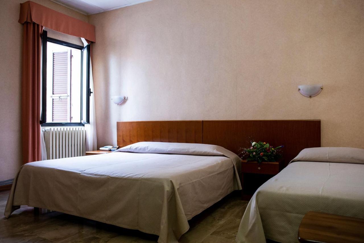 Hotel Astor Piacenza Kültér fotó