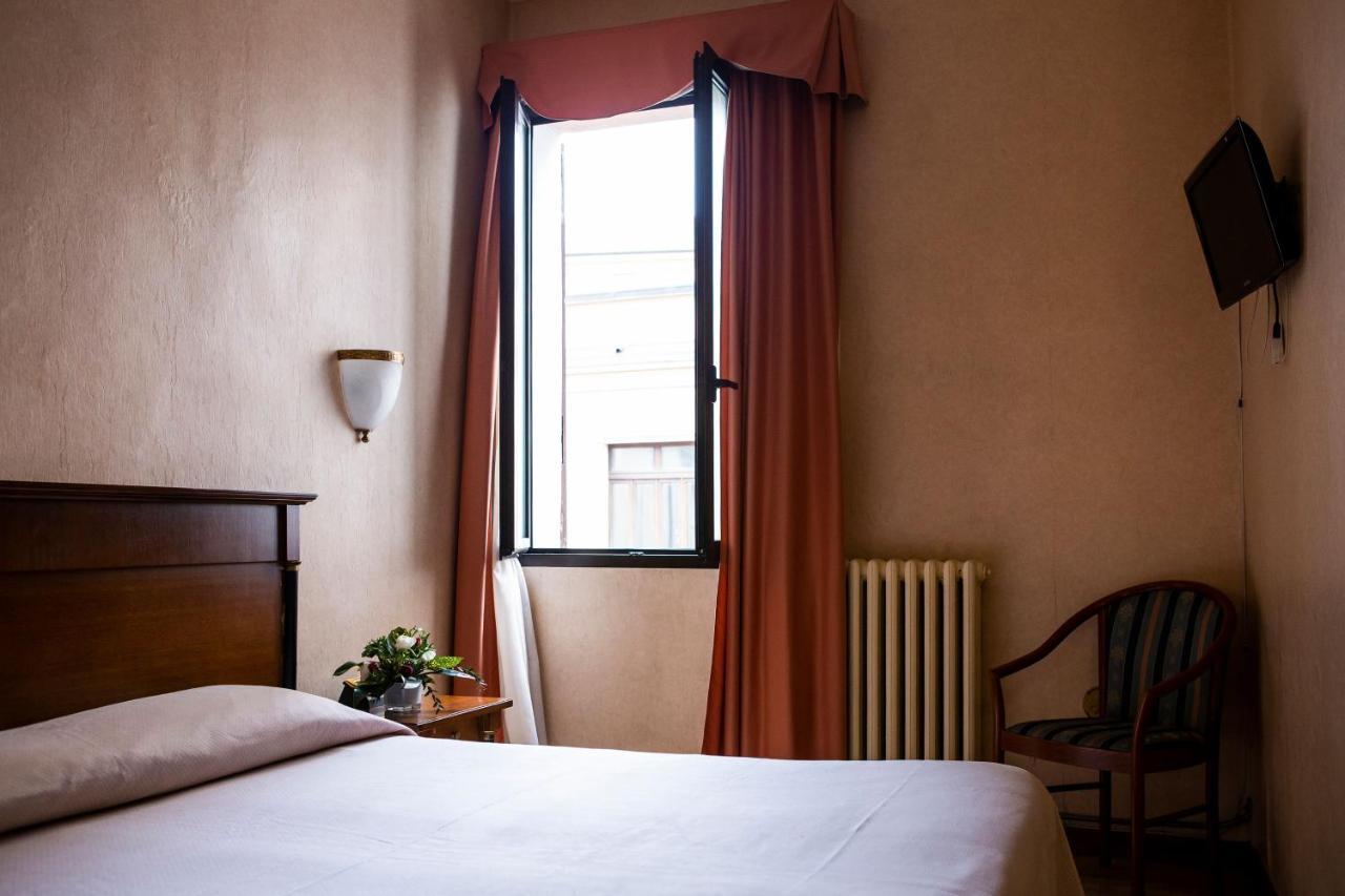Hotel Astor Piacenza Kültér fotó