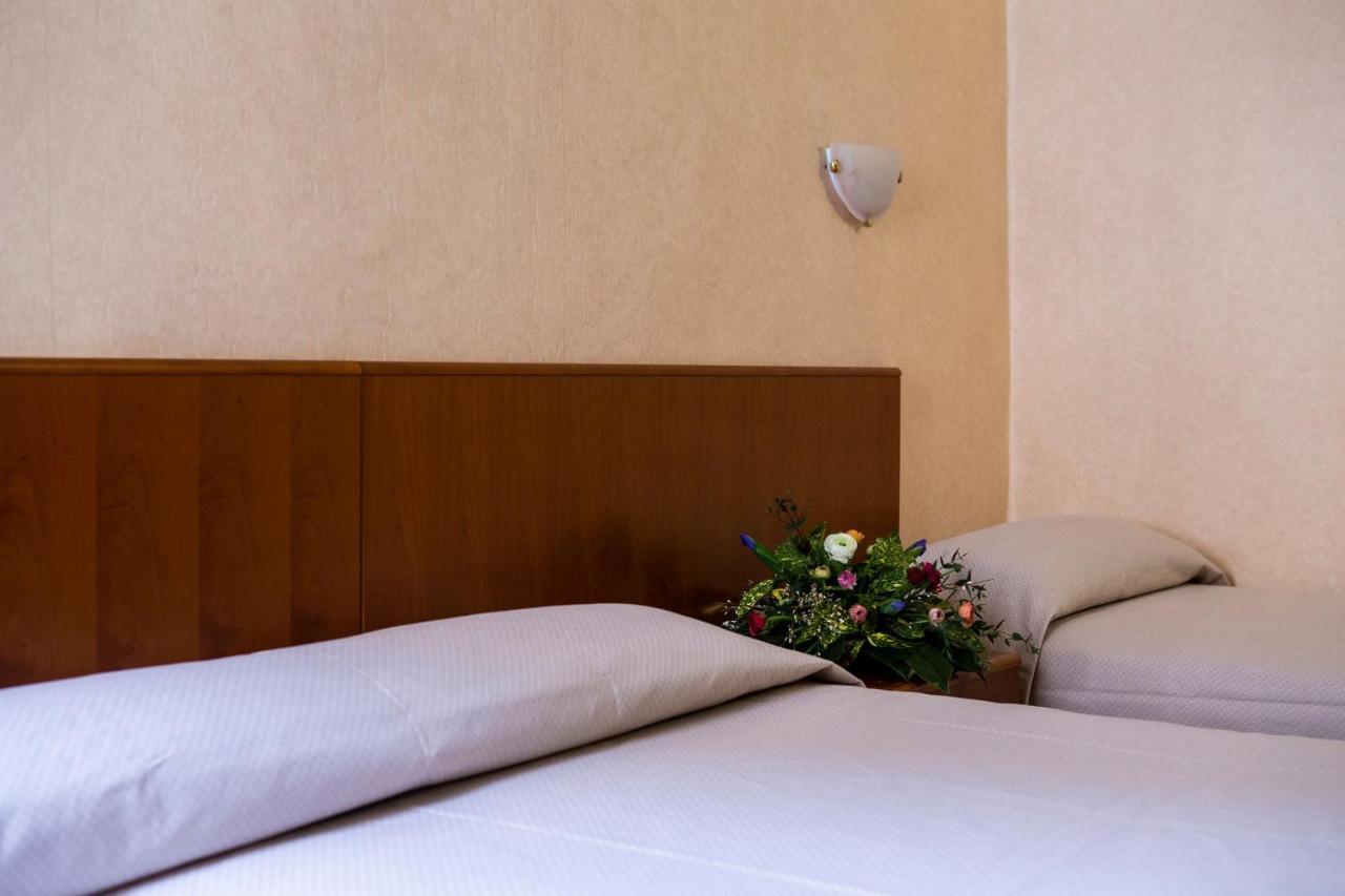 Hotel Astor Piacenza Kültér fotó