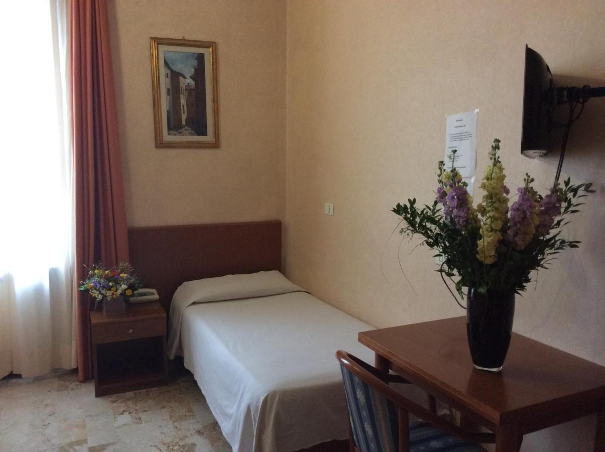 Hotel Astor Piacenza Kültér fotó